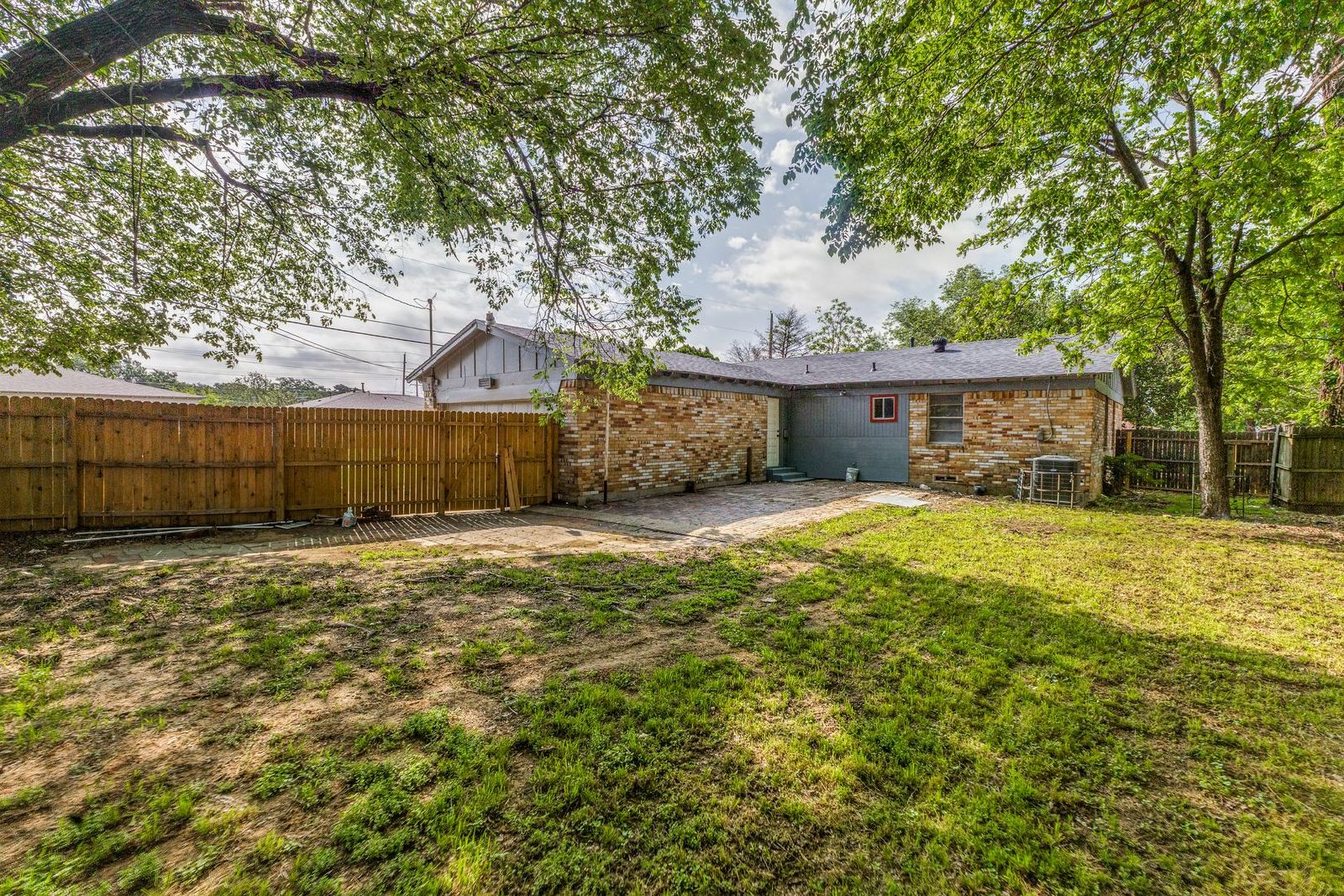 Spacious Home in Pleasant Grove – Convenient Location Near Dining, Parks & Shopping! property image