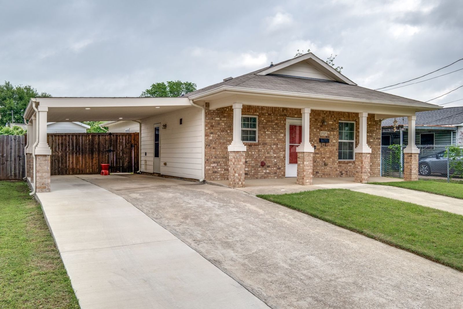 Charming Home Near Bonton Farms & Major Dallas Conveniences – Move-In Ready! property image