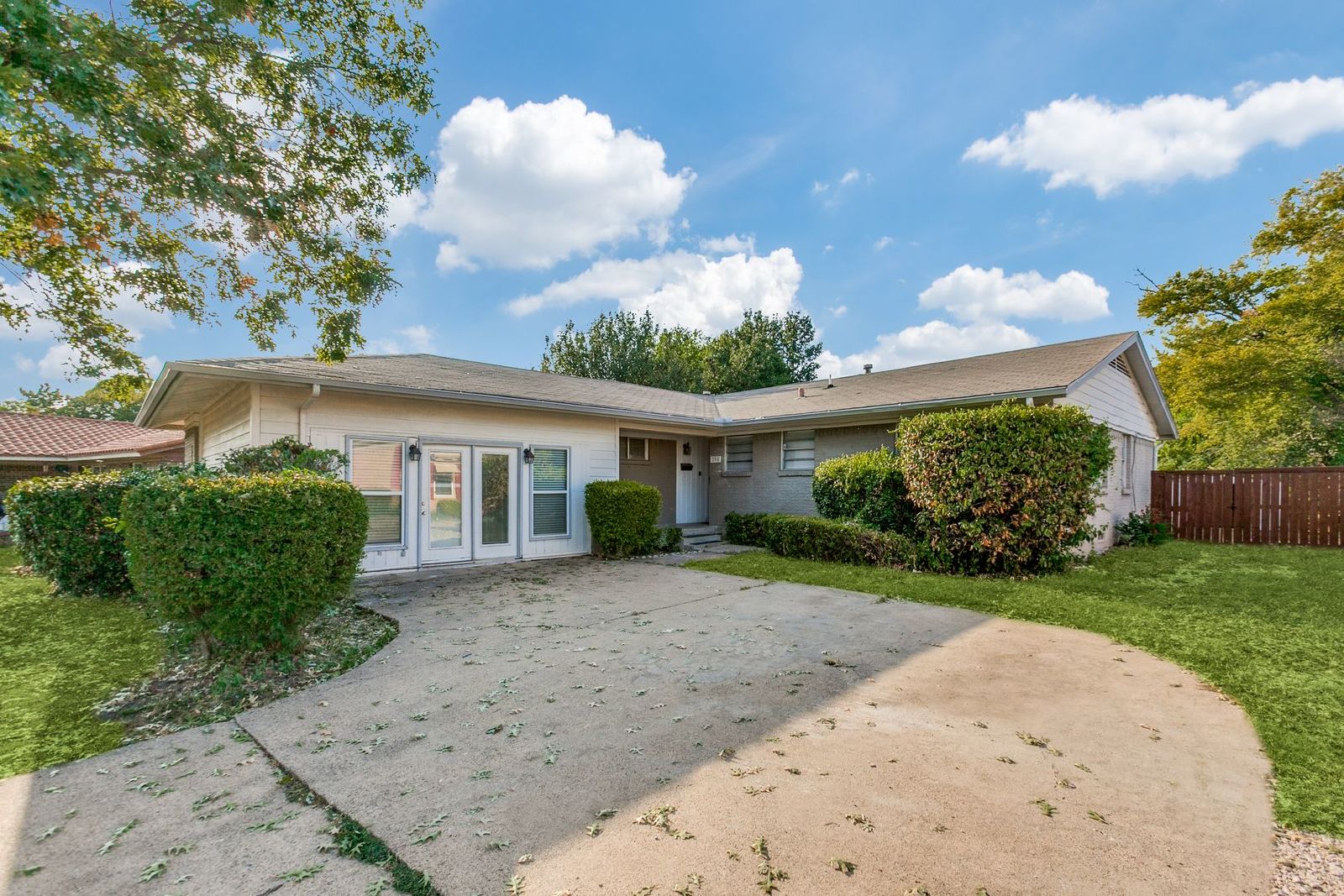 Charming 4-Bedroom Home in Garland - Spacious Layout & Great Backyard! property image