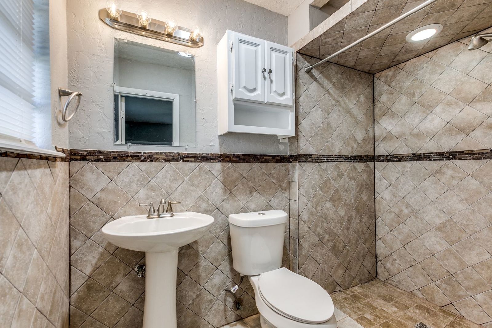 Charming 4-Bedroom Home in Garland - Spacious Layout & Great Backyard! property image