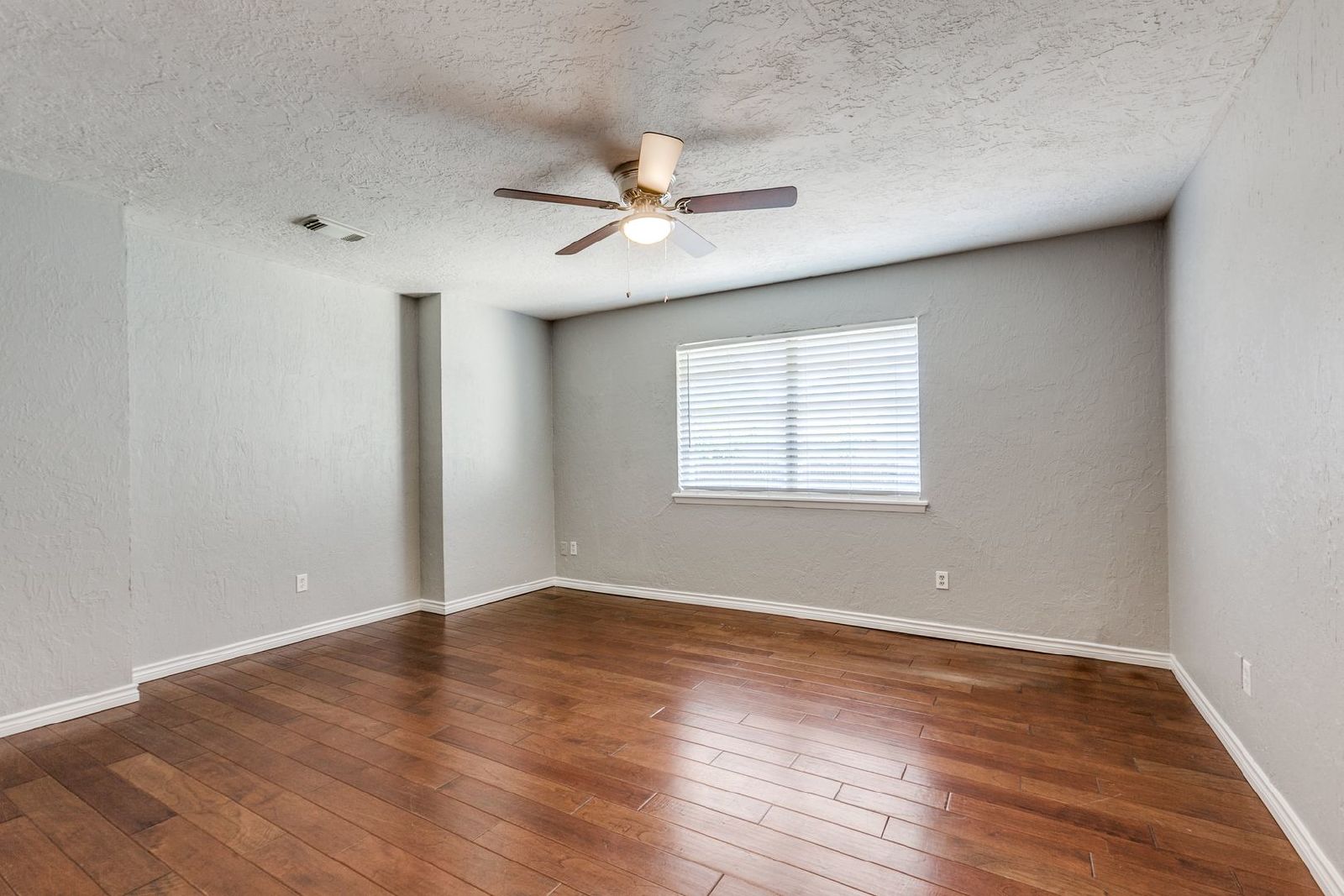 Charming 4-Bedroom Home in Garland - Spacious Layout & Great Backyard! property image