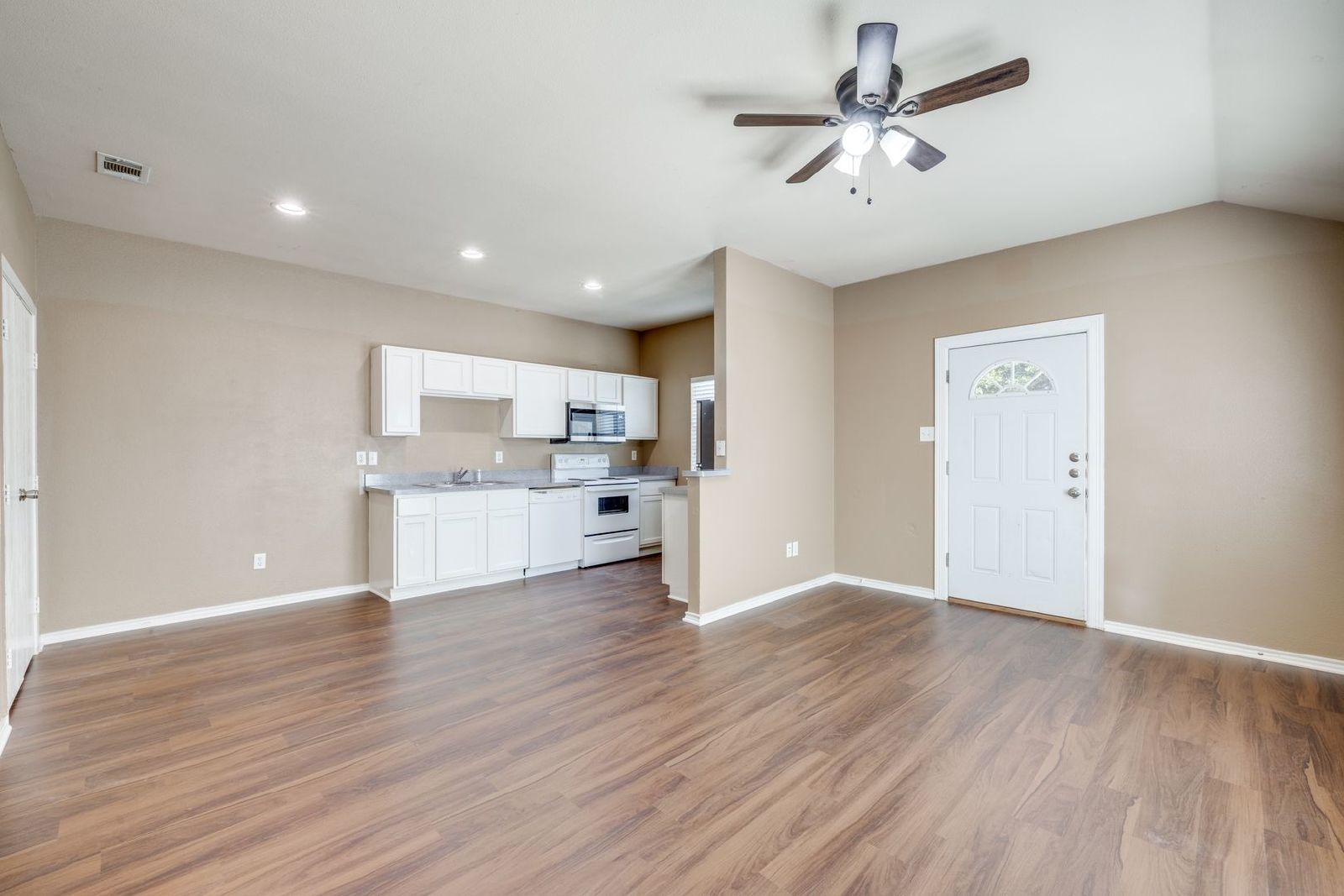 Experience Modern Comfort – Spacious 2-Bedroom Duplex with Private Backyard property image