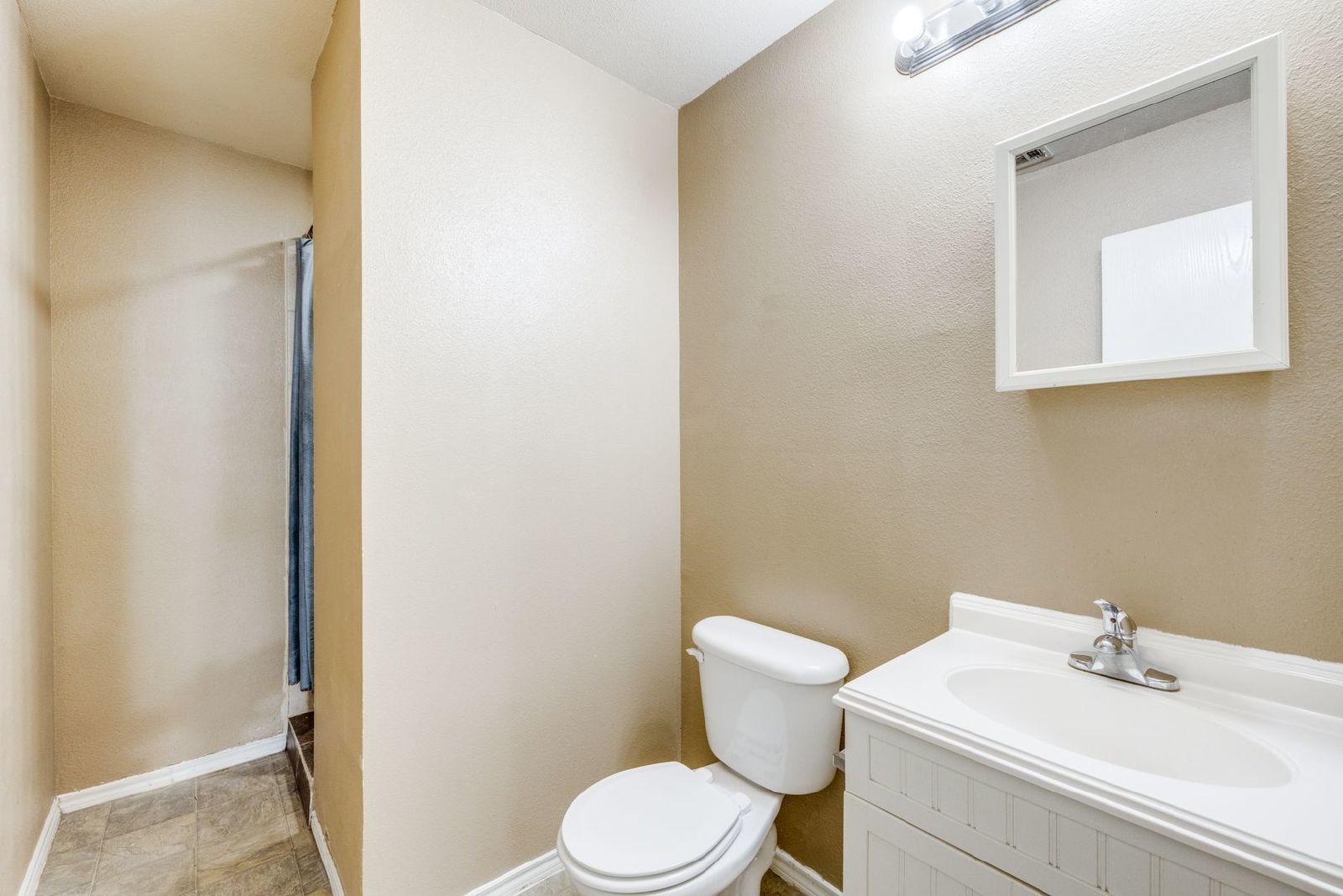 Experience Modern Comfort – Spacious 2-Bedroom Duplex with Private Backyard property image