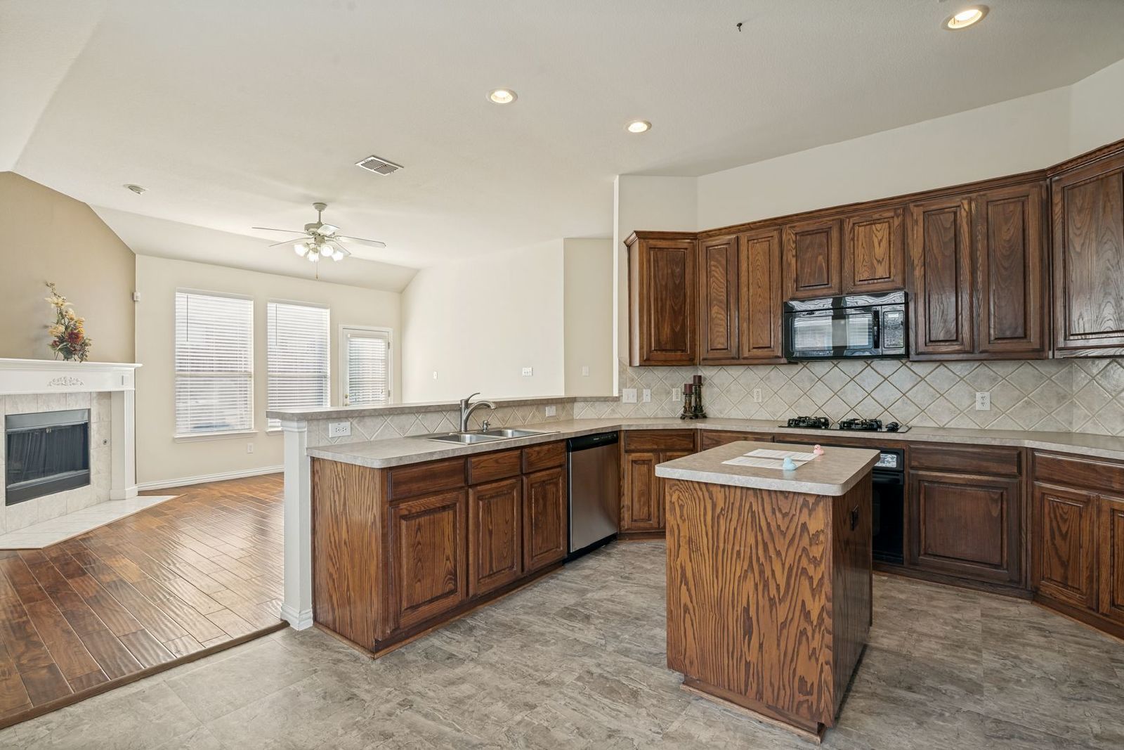 Spacious 4-Bedroom Home with Open Floor Plan in Plano property image