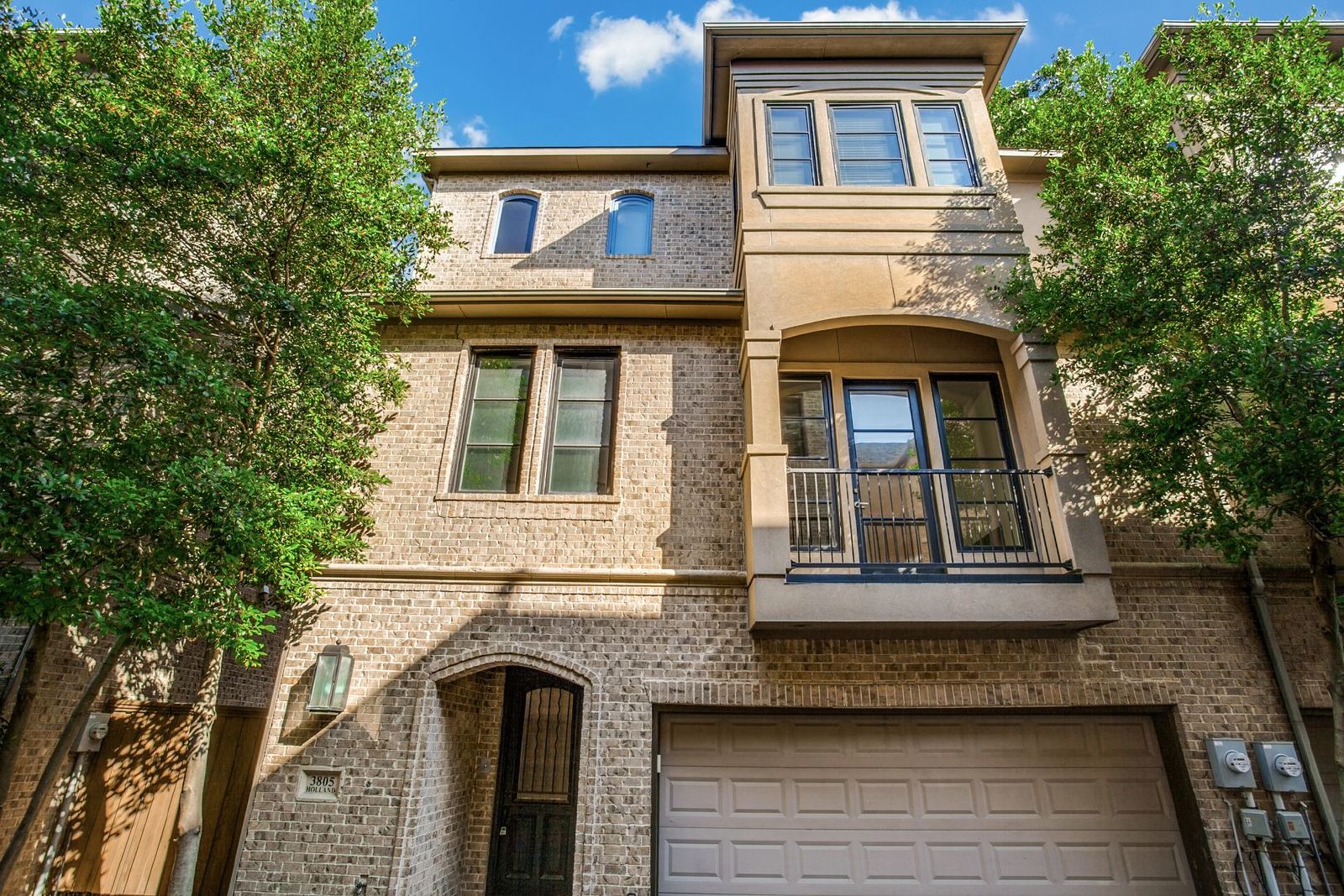 Luxury 3-Bedroom Townhome in Oak Lawn – 3805 Holland Ave, Dallas, TX 75219 property image