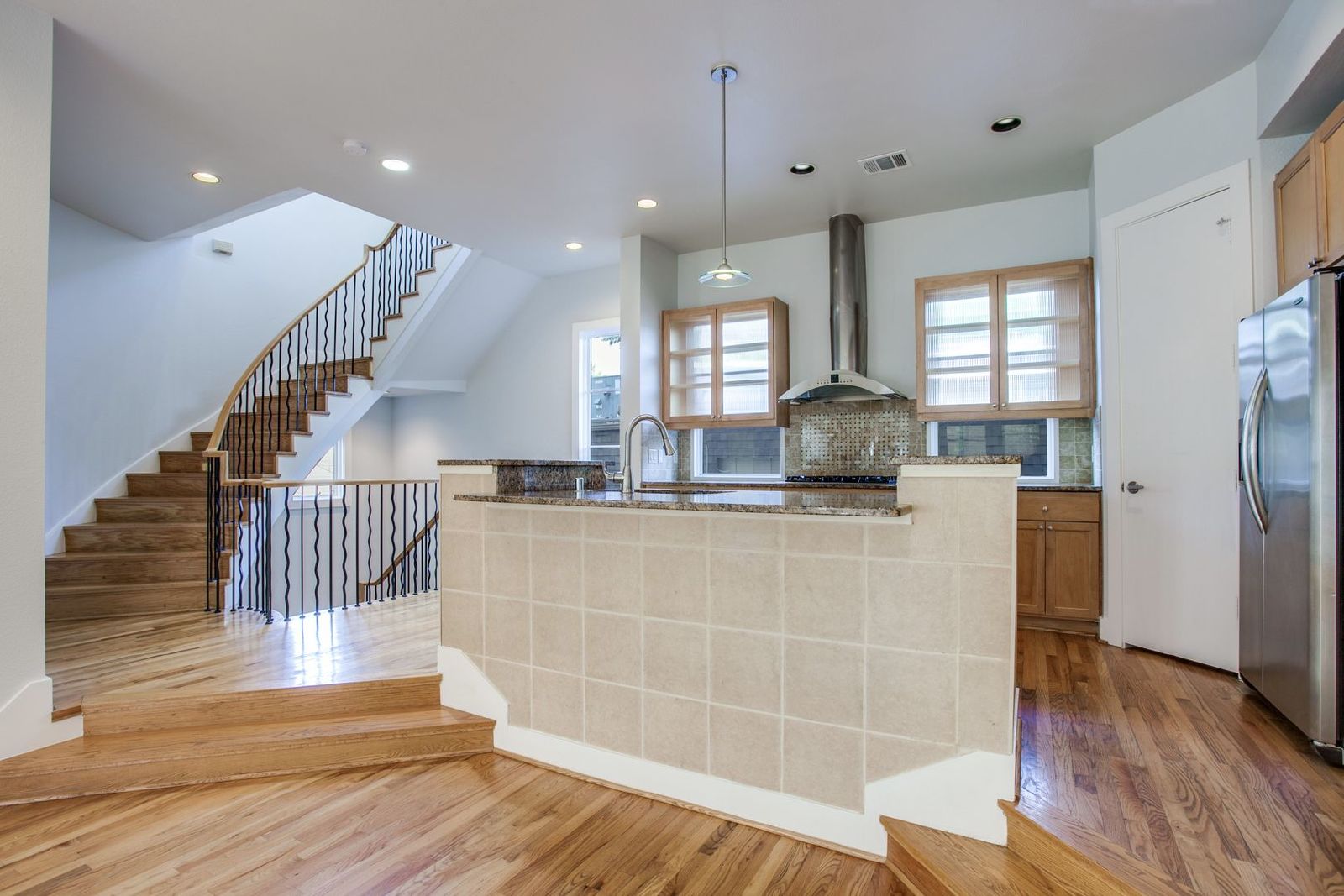 Luxury 3-Bedroom Townhome in Oak Lawn – 3805 Holland Ave, Dallas, TX 75219 property image