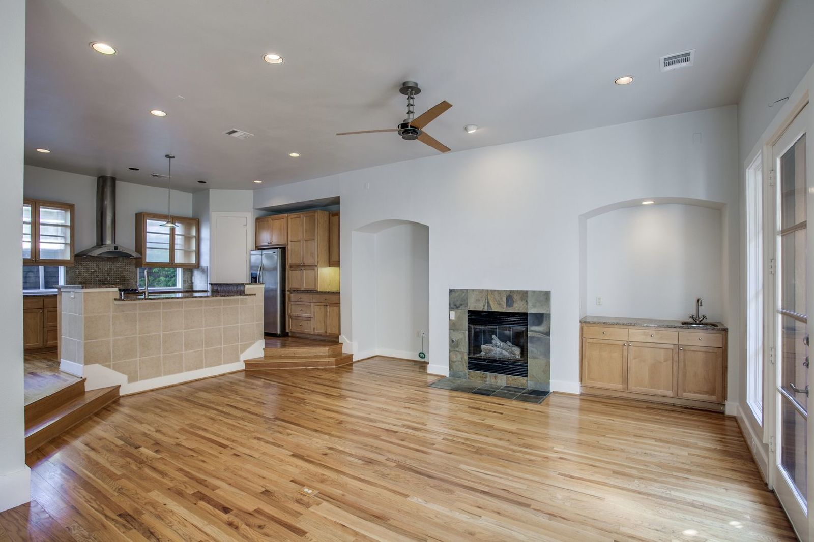 Luxury 3-Bedroom Townhome in Oak Lawn – 3805 Holland Ave, Dallas, TX 75219 property image