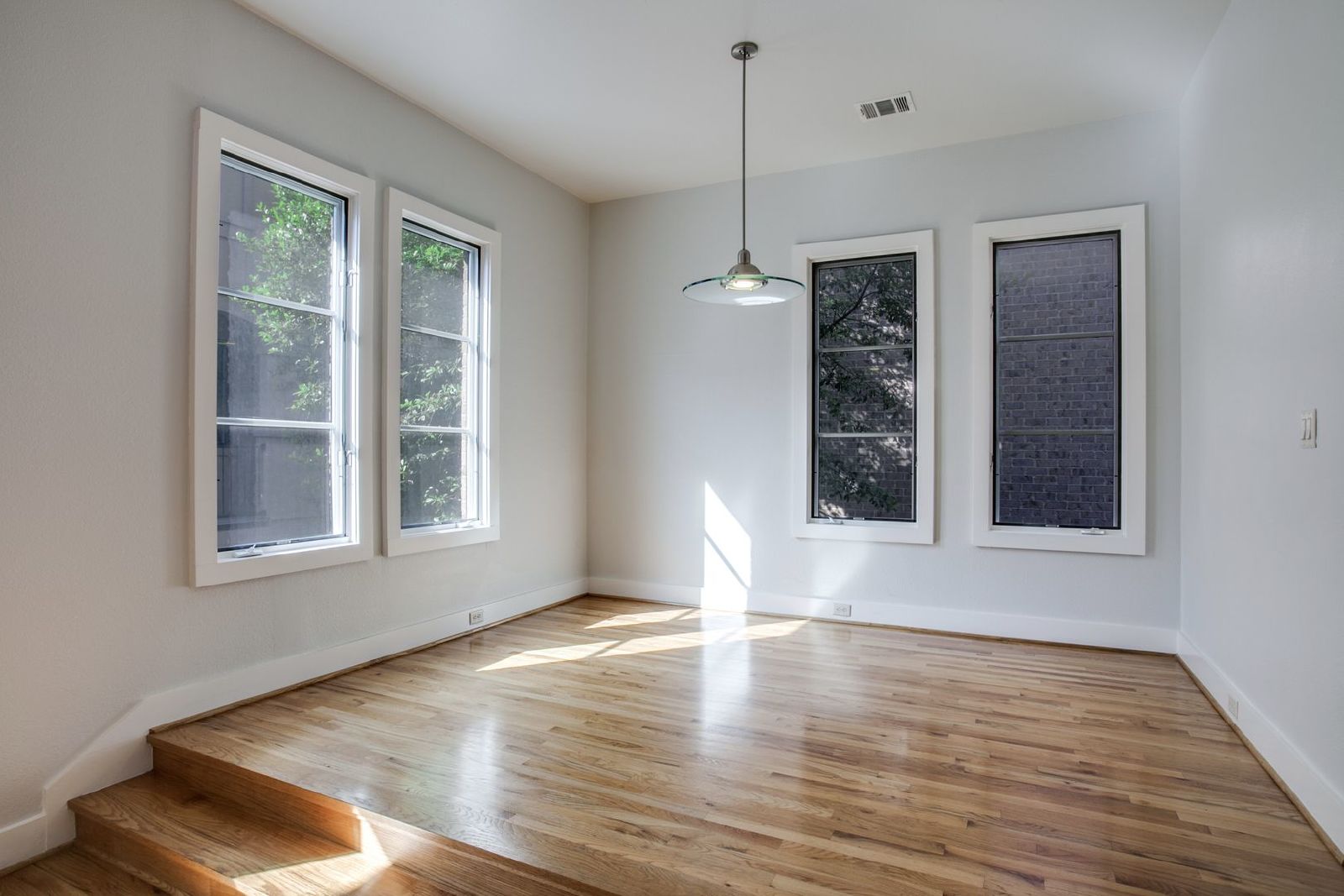 Luxury 3-Bedroom Townhome in Oak Lawn – 3805 Holland Ave, Dallas, TX 75219 property image
