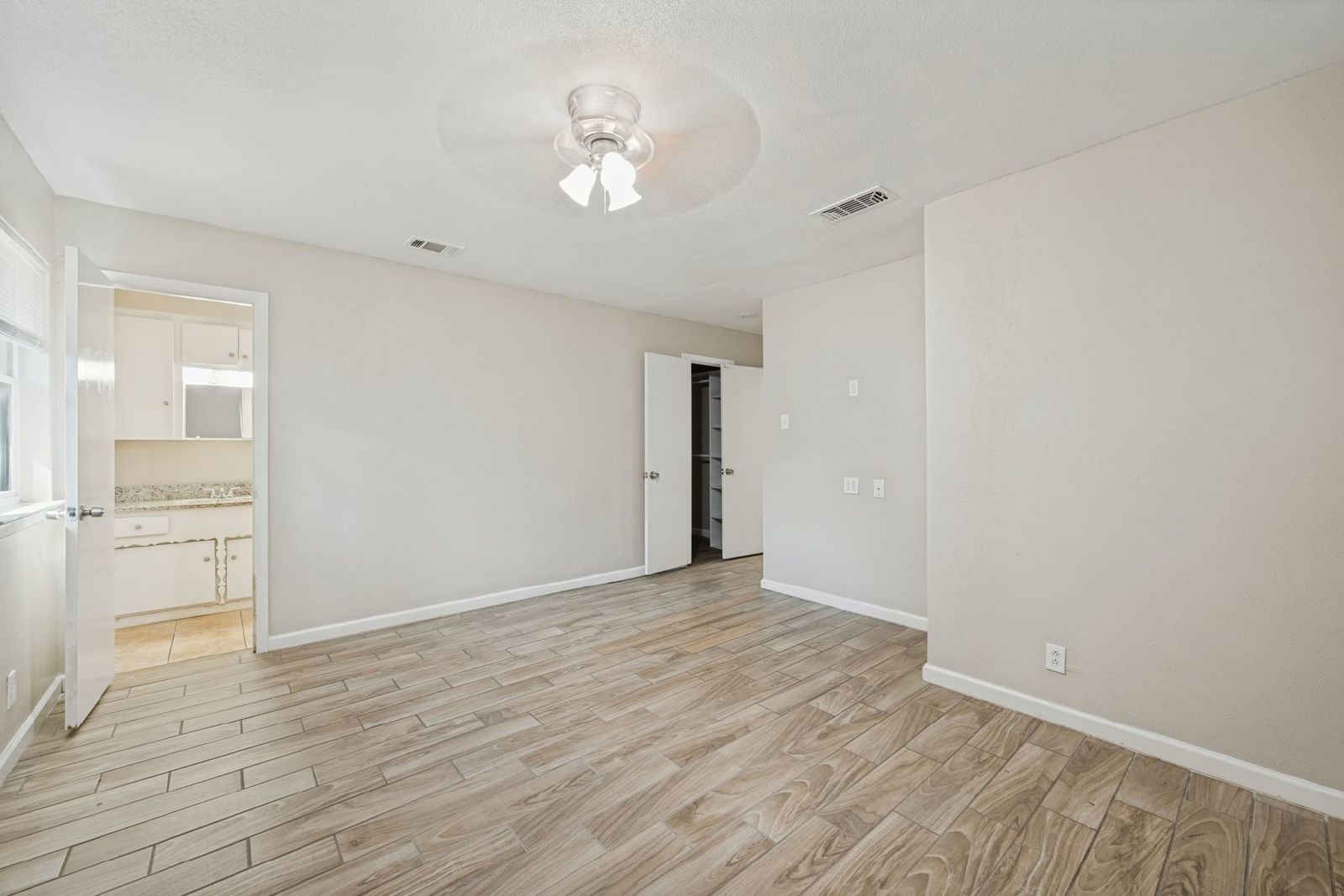 Spacious & Move-In Ready: Charming 4-Bedroom Home in Grand Prairie! property image