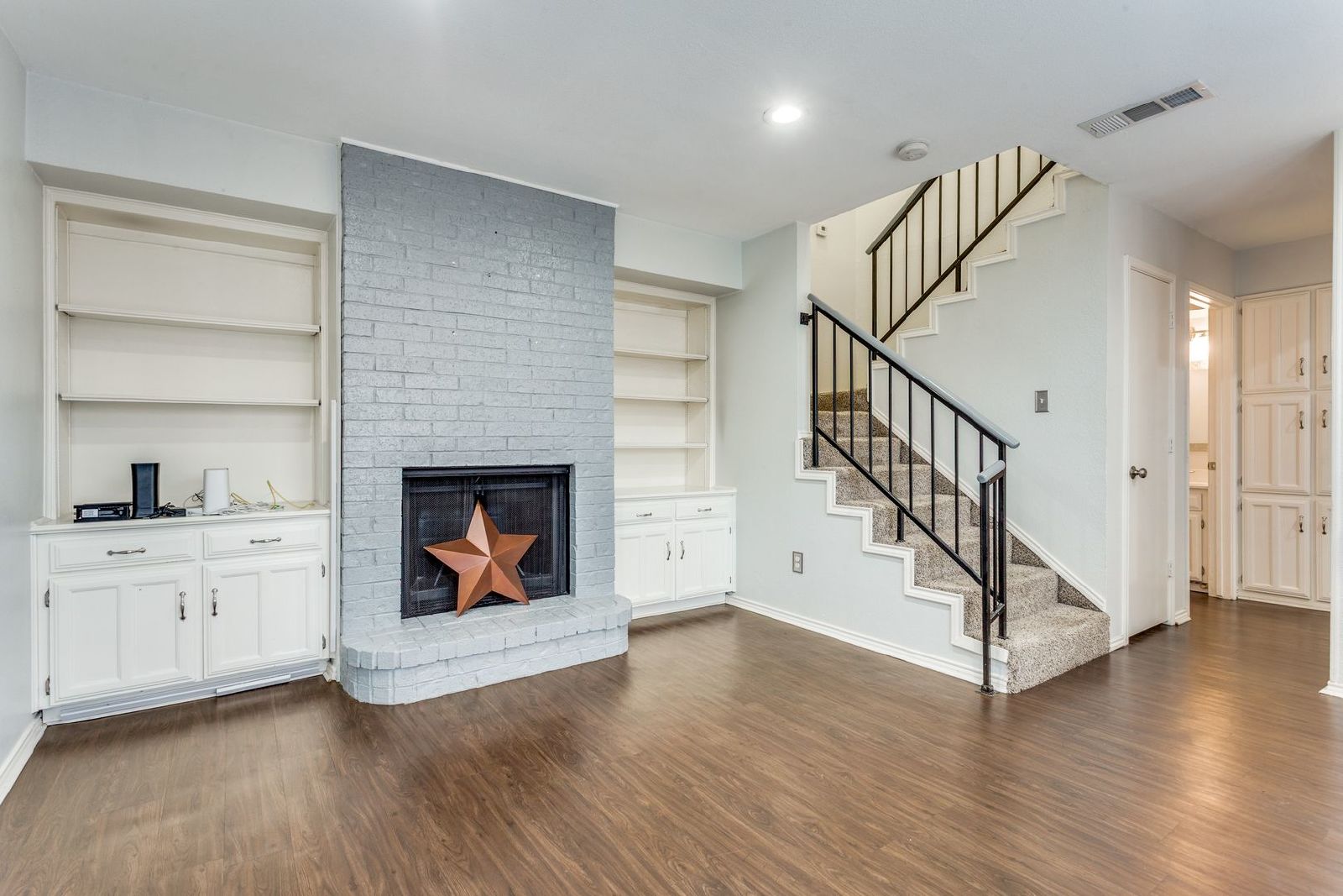 Modern 2-Bedroom Home for Rent Near DFW Airport property image