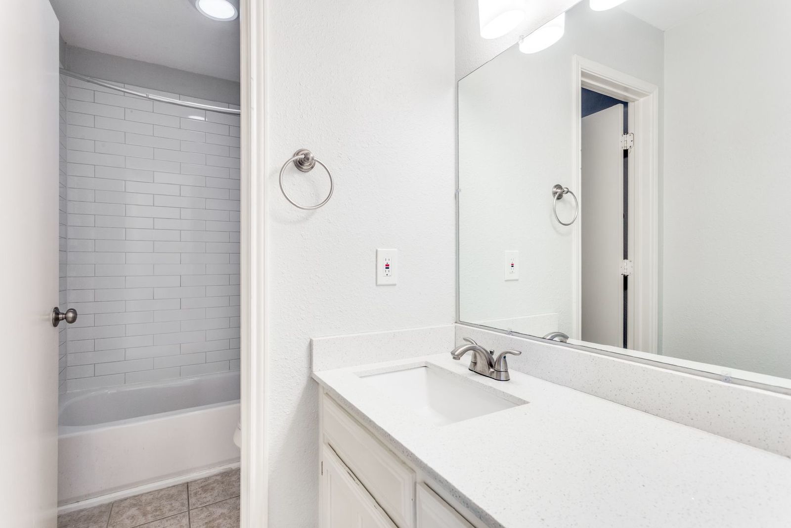 Modern 2-Bedroom Home for Rent Near DFW Airport property image