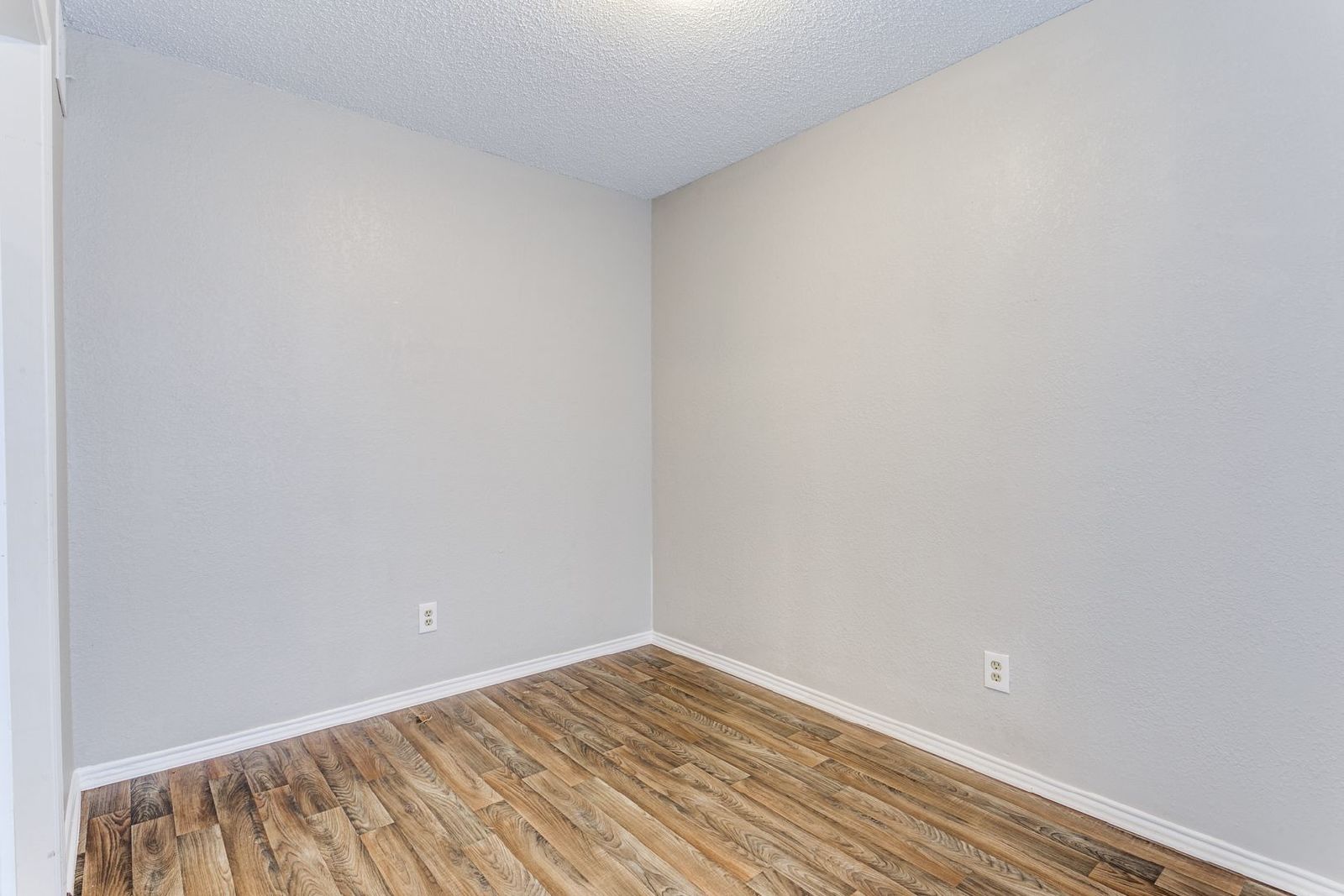 Charming & Spacious Townhome in Bedford property image