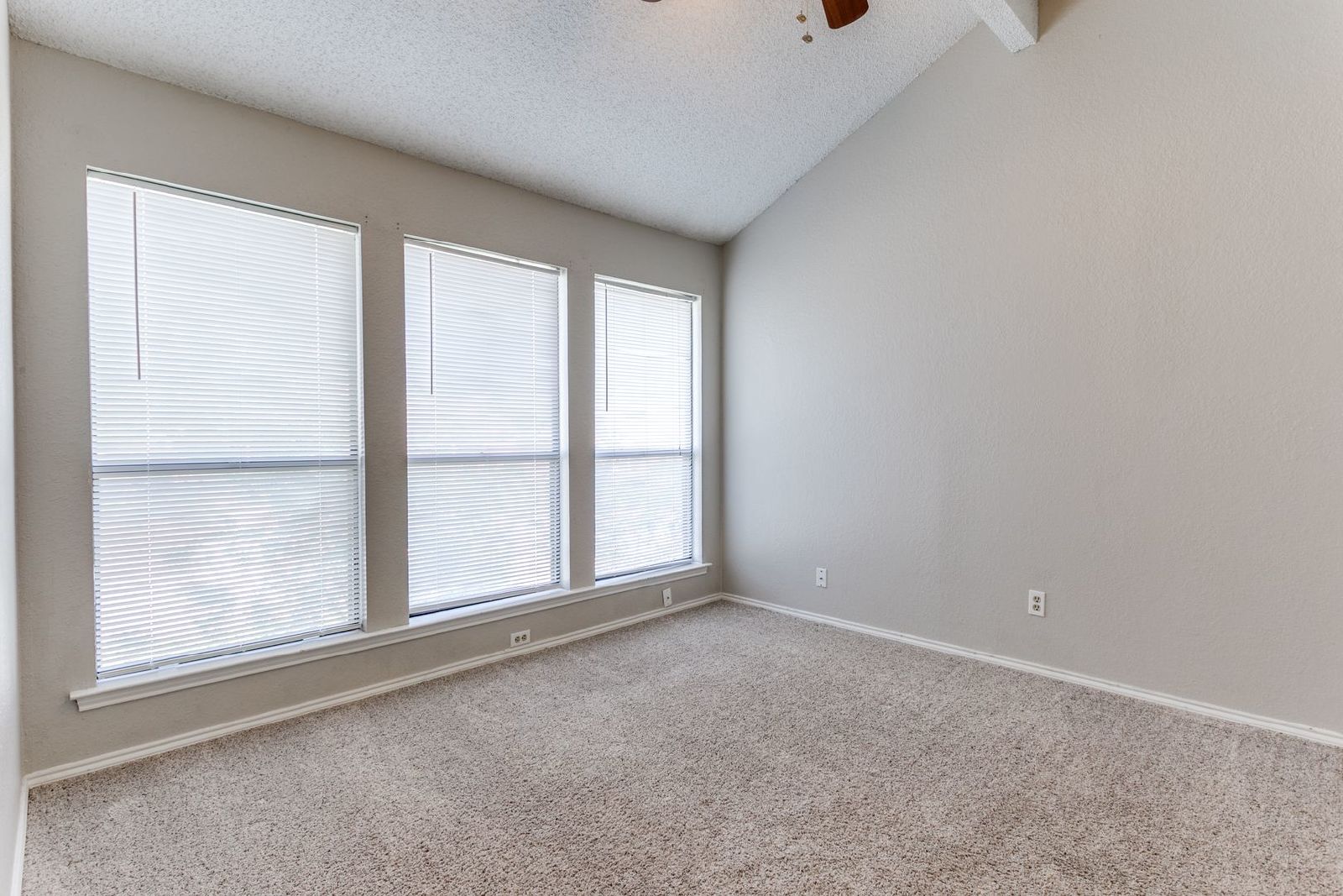 Charming & Spacious Townhome in Bedford property image