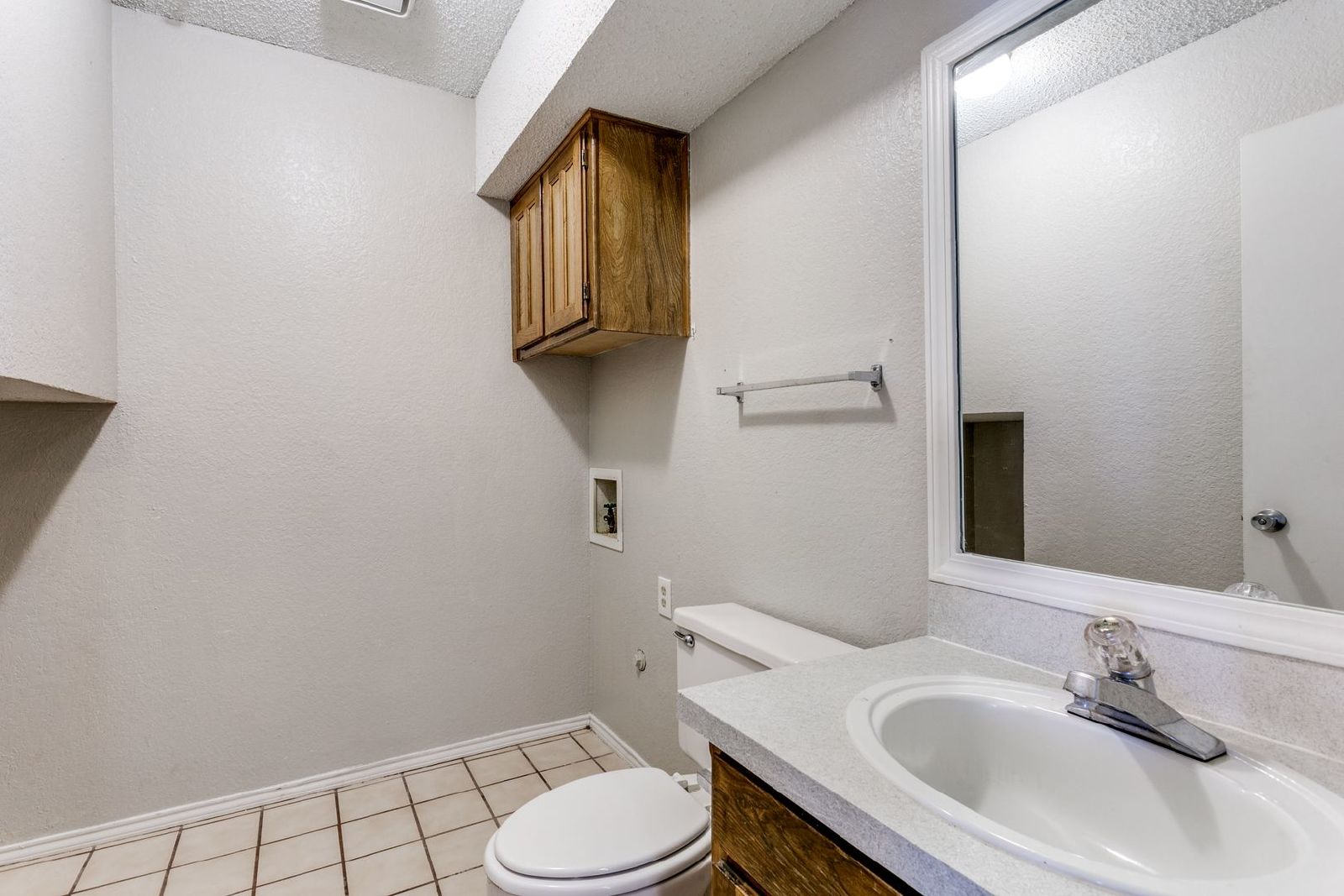 Charming & Spacious Townhome in Bedford property image