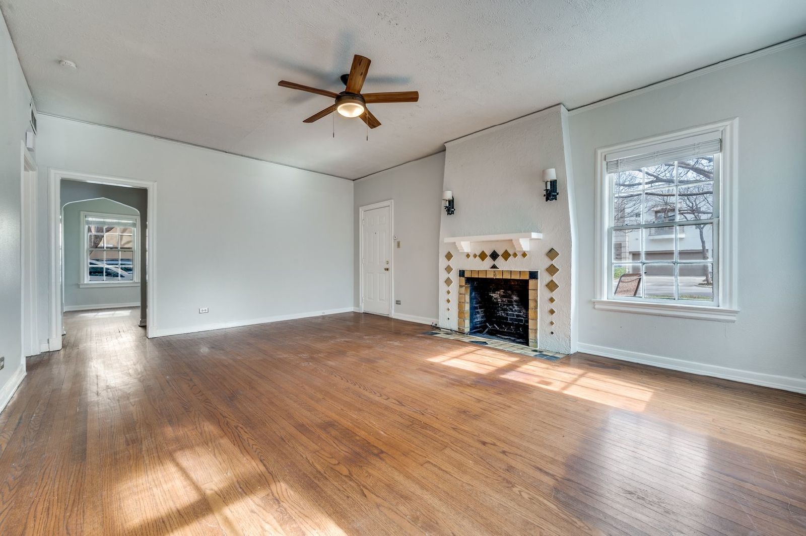 3 Bedroom in Oak Lawn With Private Parking & Deck! property image