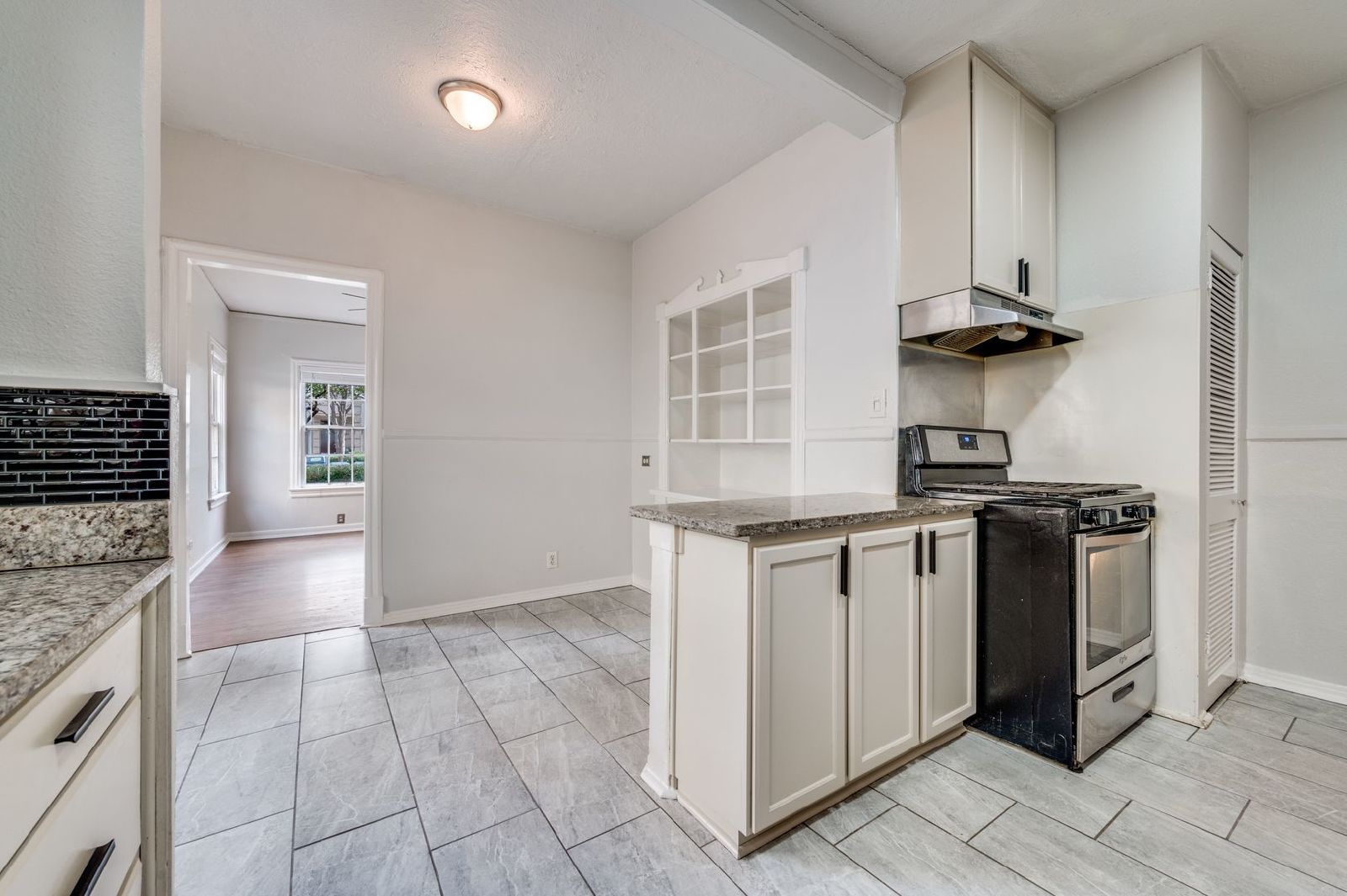 3 Bedroom in Oak Lawn With Private Parking & Deck! property image