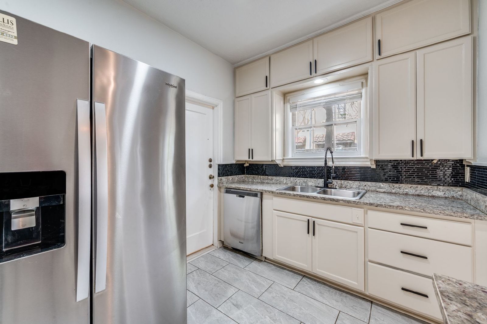 3 Bedroom in Oak Lawn With Private Parking & Deck! property image