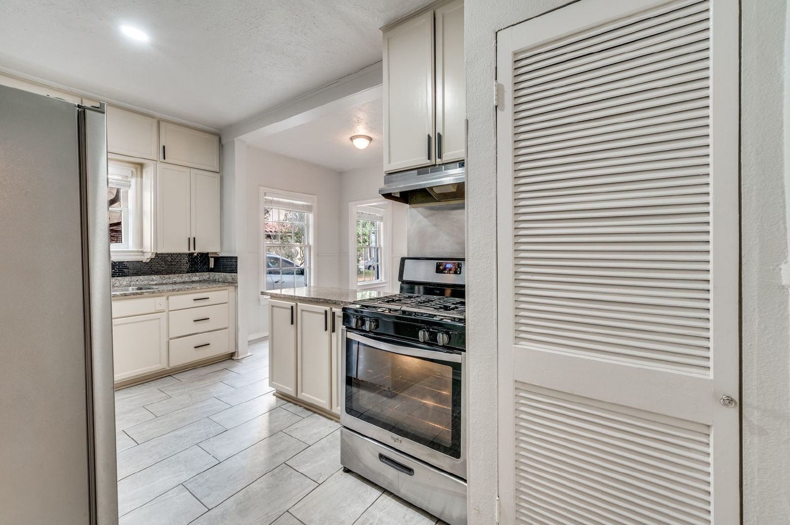 3 Bedroom in Oak Lawn With Private Parking & Deck! property image