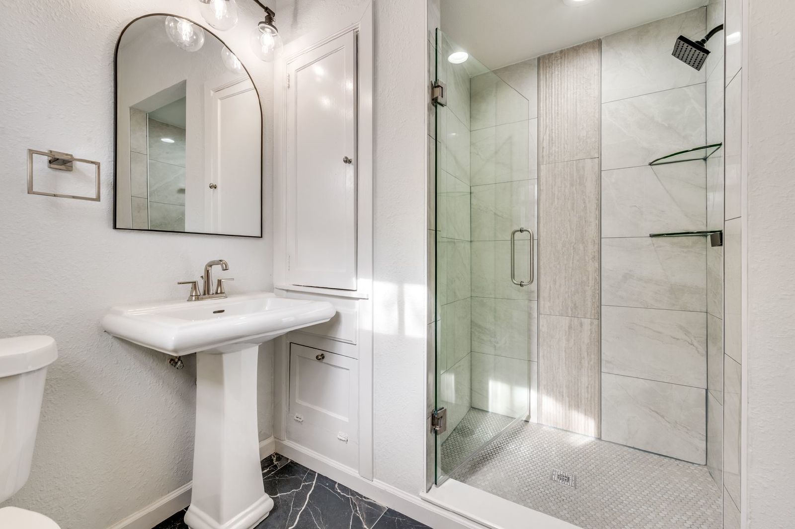 3 Bedroom in Oak Lawn With Private Parking & Deck! property image