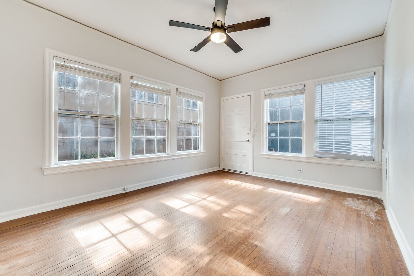 3 Bedroom in Oak Lawn With Private Parking & Deck! property image