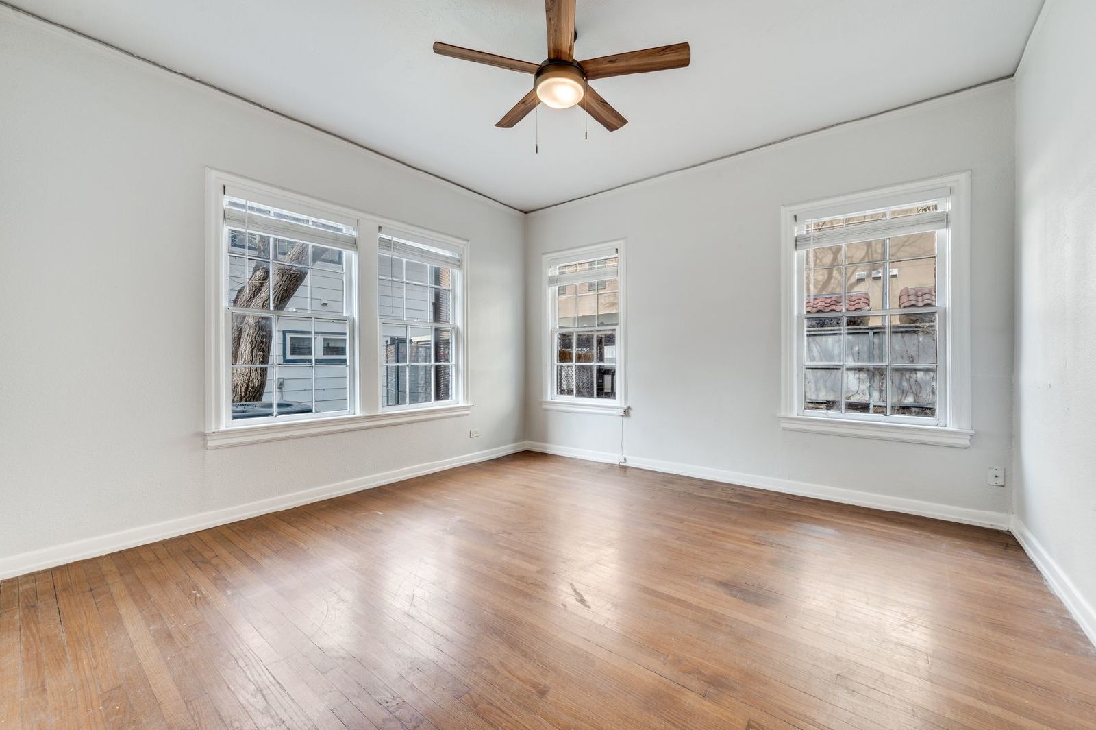 3 Bedroom in Oak Lawn With Private Parking & Deck! property image