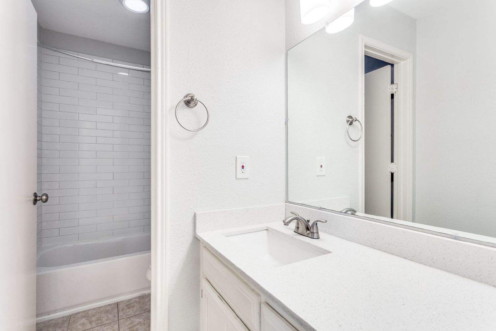 Unique & Classic Townhome in Bedford property image