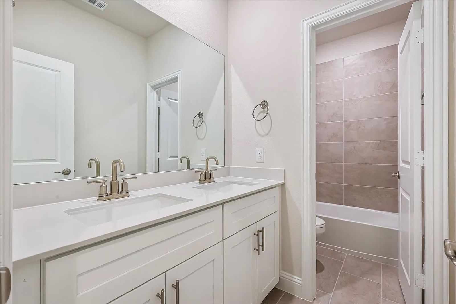 For Lease in Frisco’s Lexington Community – Like-New 4 Bedroom Home property image